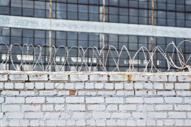 Paslı çit dikenli tel arka plan hapishane veya bitki ile