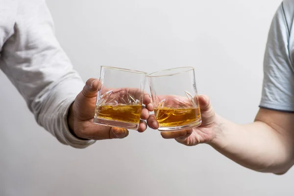 Dois Homens Batendo Copos Bebida Alcoólica Juntos Enquanto — Fotografia de Stock