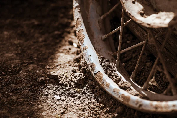 Eski tekerlek. Eski paslı tekerlek