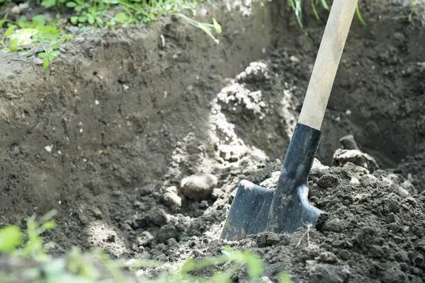 çiftlikte kazmaya küreği