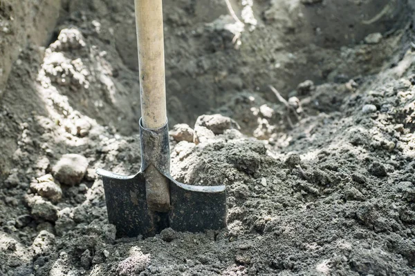 çiftlikte kazmaya küreği