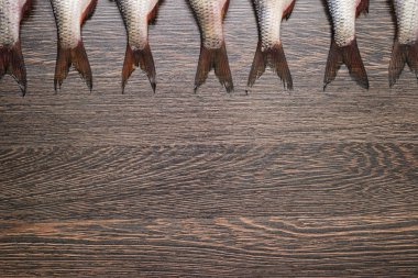 Kuyrukları çiğ balık onwooden arka plan. Üstten görünüm. Kopya alanı ile