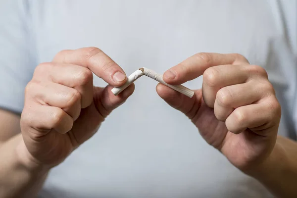 Pare Fumar Mãos Humanas Quebrando Cigarro — Fotografia de Stock