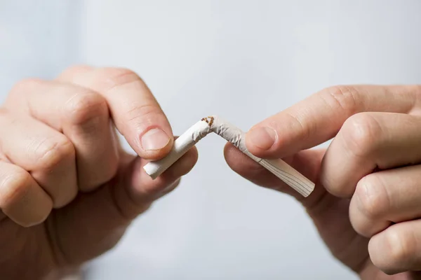 Pare Fumar Mãos Humanas Quebrando Cigarro — Fotografia de Stock