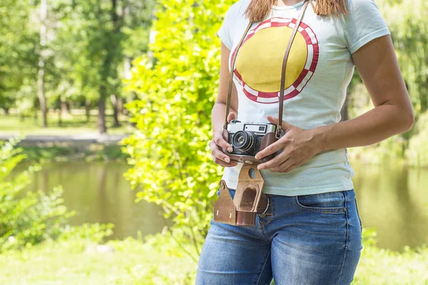 Jeune Femme Avec Caméra Extérieur Couleurs Douces Ensoleillées Femme Avec — Photo