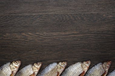 Çiğ balık ahşap arka plan üzerinde. Kopya alanı