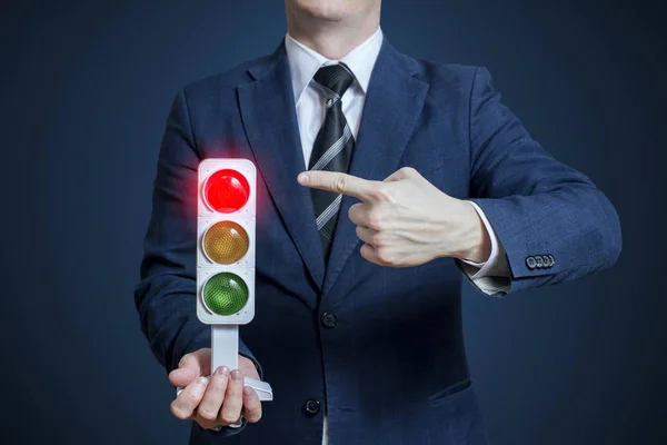 Empresário Segurando Semáforo Com Sinal Vermelho Ligado Conceito Negócio — Fotografia de Stock