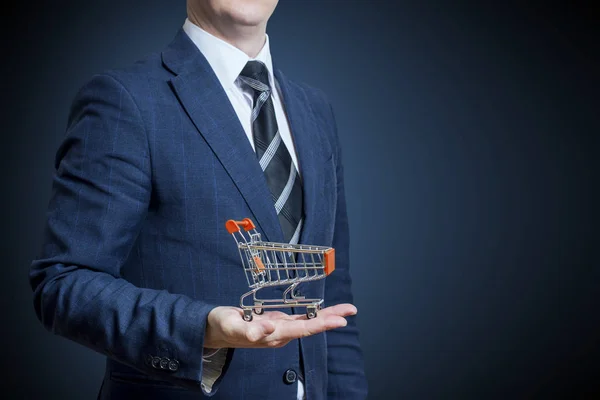 Geschäftsmann Mit Einkaufswagen Der Hand — Stockfoto