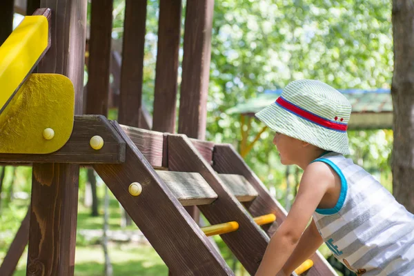 Anak Kecil Bersenang Senang Taman Bermain Menaiki Tangga — Stok Foto