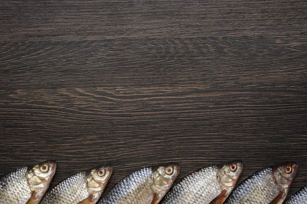 Çiğ balık ahşap arka plan üzerinde. Kopya alanı