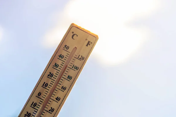 Thermomètre Montre Une Température Élevée Contre Ciel Bleu — Photo