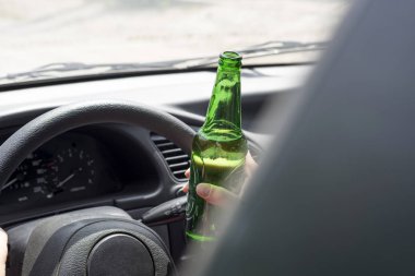 Bir araba sürüş sırasında bira içmek kadın. Bir araba sürüş sırasında kadın içme alkol yapmak değil içmek ve götürmek kavramı