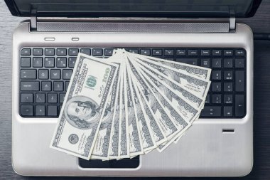 Laptop klavye dolar. Üstten görünüm. İş ve finans kavramı