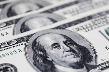 Yüz ABD dolar faturaları bir tabloda yığını