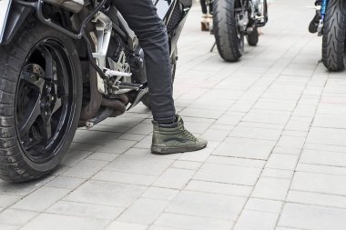 Bir motosiklet üzerinde oturan motorcu. Motorcu çalışmaya hazır