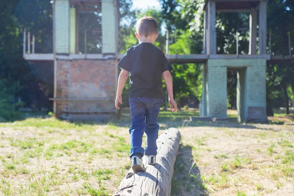 Anak Kecil Berjalan Atas Kayu Taman Anak Pada Balok Keseimbangan — Stok Foto