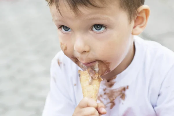 Ragazzino Che Mangia Gelato Carino Bambino Che Mangia Gelato Ragazzo — Foto Stock