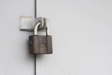 Kilitli, yakın metal kapı.