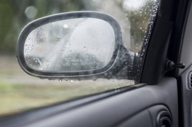 Rainon bir araba ayna damlaları