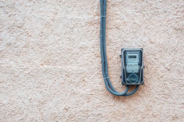 Elektrik metre beyaz beton duvar