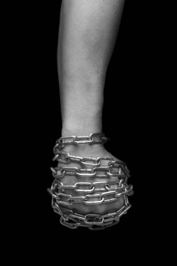 Zincirli adam yumruk. Siyah ve beyaz