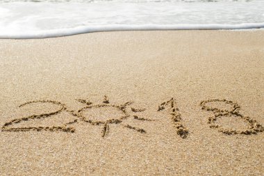 Islak kum 2018 üzerinde yazıt. Konsept Fotoğraf yaz tatili