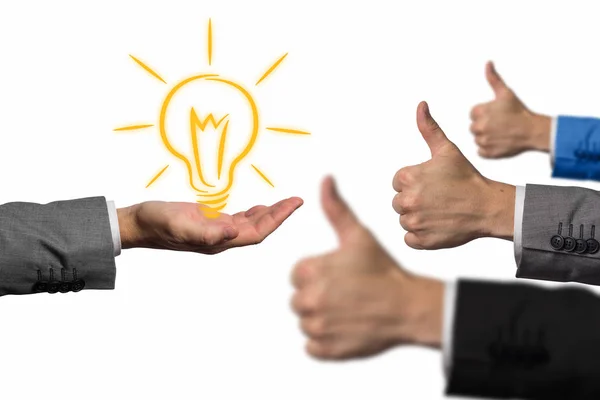 良いアイデアのコンセプトです 手他手の手話親指を提示しながら電球を保持します ビジネスマンのアイデア コンセプト — ストック写真