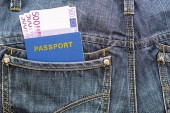 Cestovní pas s euro v džínách kapsy