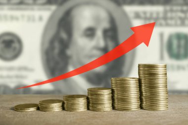 Dolar yukarı arkaplan ve kırmızı ok olarak demir yığınları