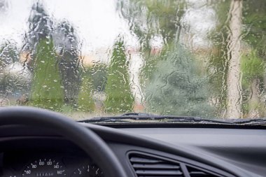 Direksiyon sürücü Denetim araç araba ile yağmur damla cama