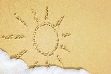 Altın kum arka plan dalga deniz ile sahilde ve yaz tatili üzerinde köpük Resort çizilmiş güneş çizim