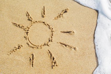 Altın kum arka plan dalga deniz ile sahilde ve yaz tatili üzerinde köpük Resort çizilmiş güneş çizim