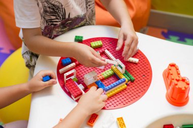 İki çocuk birlikte, oyun kurucunun inşa