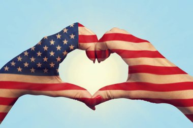Amerika Birleşik Devletleri bayrağı desen insanlar üzerinde kalp şeklinde eller. Amerika Birleşik Devletleri ulusal ve vatanseverlik kavramı