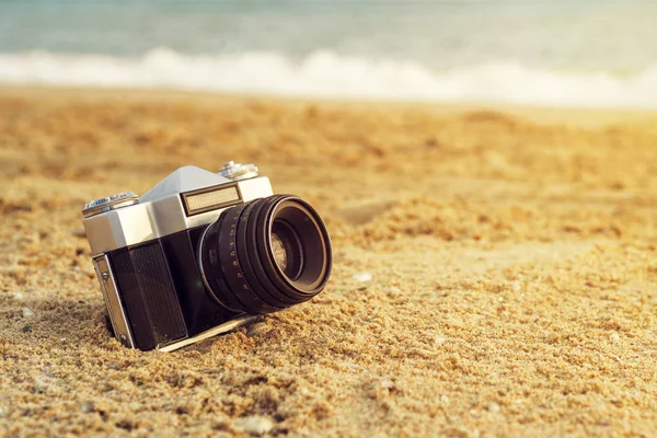 Câmera Retrô Areia Uma Praia — Fotografia de Stock