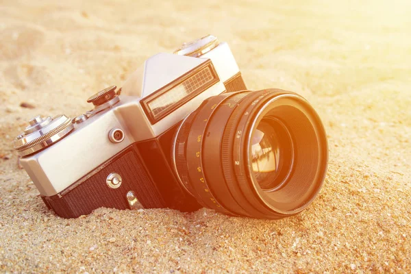 Câmera Retrô Areia Uma Praia — Fotografia de Stock