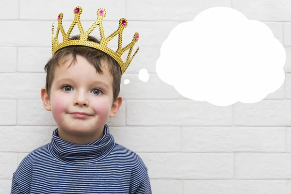一个有思想泡沫的皇冠上的小孩子 — 图库照片