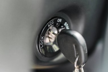 Ateşleme için Araba anahtarın anahtar deliği içinde kapatın. Araba kontağında anahtar bulunan araba başlamak üzere. Makro modern başlangıç araba anahtar