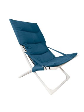 Katlanır sandalye beyaz arka plan üzerinde izole dinlenme için. Katlanabilir kampı sandalye üzerinde beyaz izole