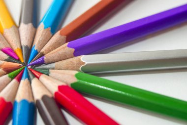 Beyaz arka plan üzerinde birçok farklı renkli kalemler. Renk tekerleği renk beyaz arka plan üzerinde renkli kalemler içinde düzenlemek