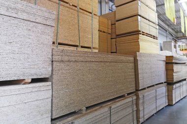 Büyük bir süpermarkette kereste deposu. Boyutlanmış kereste satışı