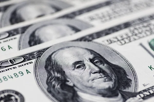 Yüz ABD dolar faturaları bir tabloda yığını