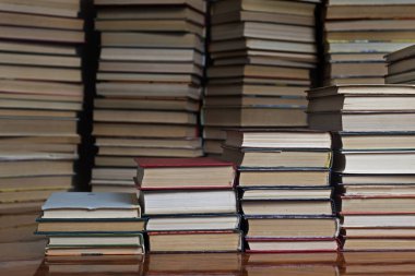kitapların arka merdivenlerde kitap