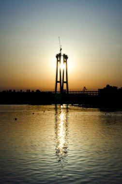 Köprünün altında inşaat siluet gün batımında