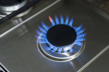 Yanan gaz ocağı, gaz ocağı, mutfakta hob. Karanlıkta mavi gaz sobası