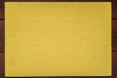 ahşap masa üzerinde sarı bulmacalar tamamlayın