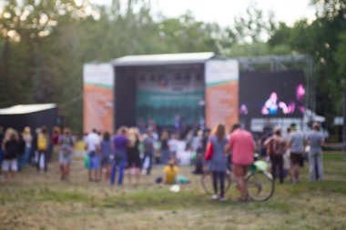 De-odaklı konser kalabalık