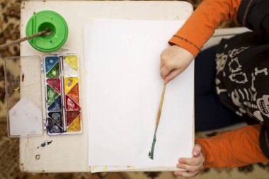 Çocuk çizim, üstten görüntüleyin. Yaratıcılık kavramı