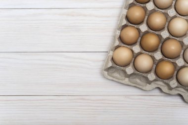 yumurta beyaz ahşap zemin üzerinde