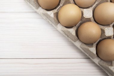 yumurta beyaz ahşap zemin üzerinde